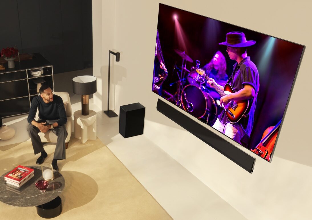 אדם צופה בטלוויזיה LG OLED